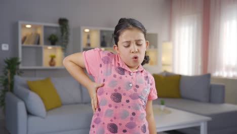 Mädchen-Mit-Rückenschmerzen.